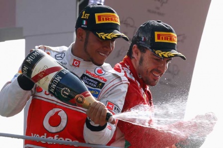 Hamilton gana en Monza y Alonso amplía su ventaja en el Mundial